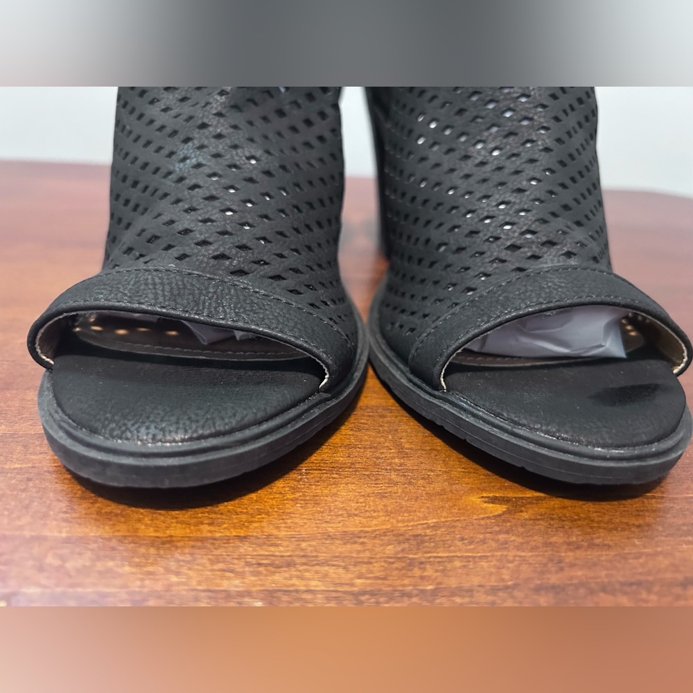Portland boot Company, black faux leather double zip caged bootie size 8.5 - Picture 4 of 12